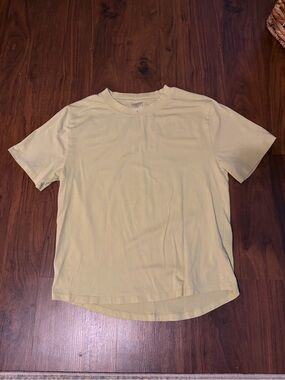 Calla Women's Short Sleeve Crewneck Tee in Pale Yellow
